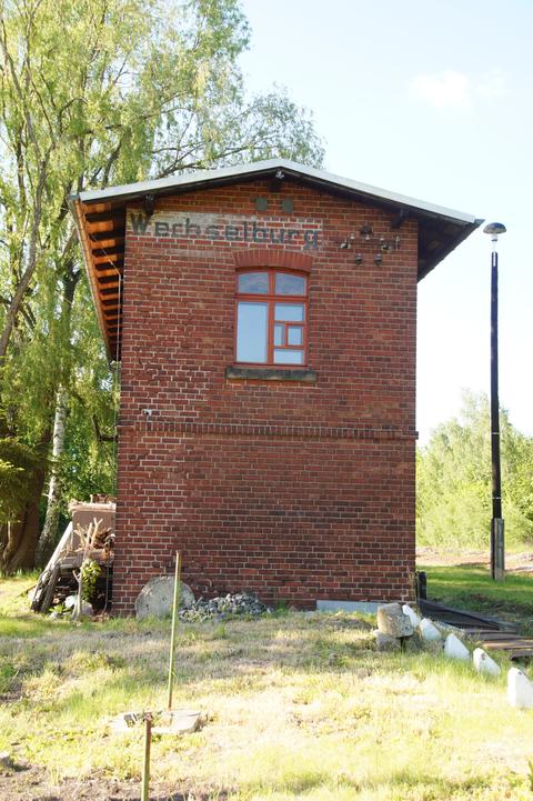 Mit erneuertem Fenster – das Stellwerk in Wechselburg aus der Länderbahnzeit.