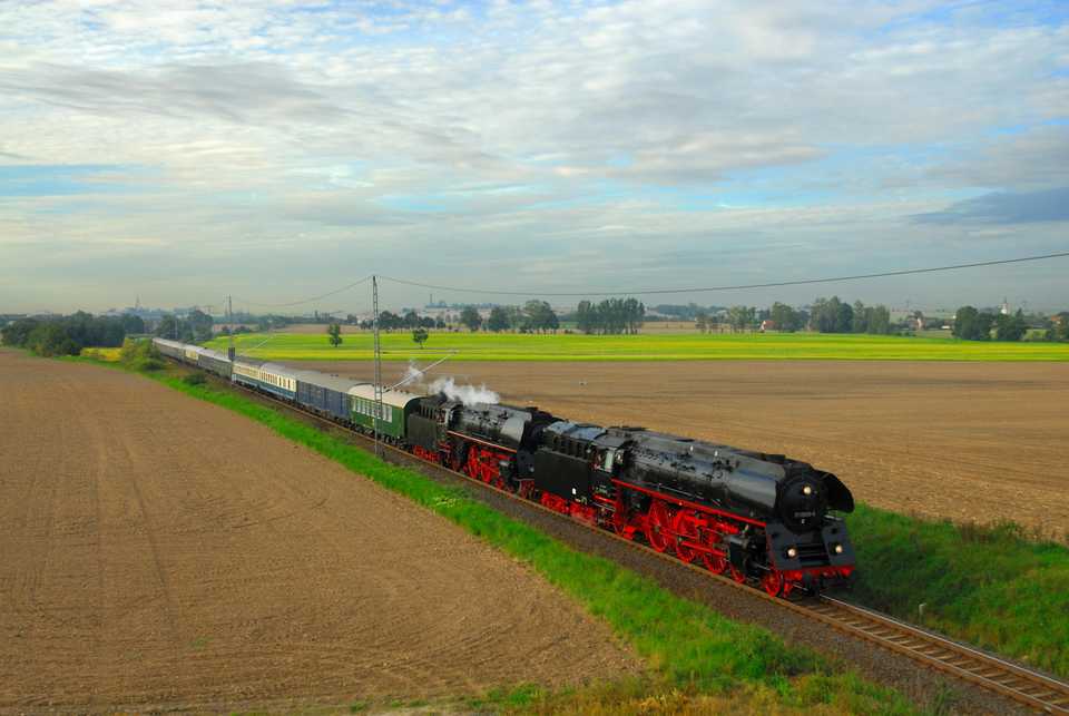 Zwei 01.5 sind ein beeindruckendes Bild. 01 0509-8 und 01 1533-7 mit einem Sonderzug von Dresden nach Rostock auf der Verbindungsbahn zwischen Priestewitz und Großenhain.