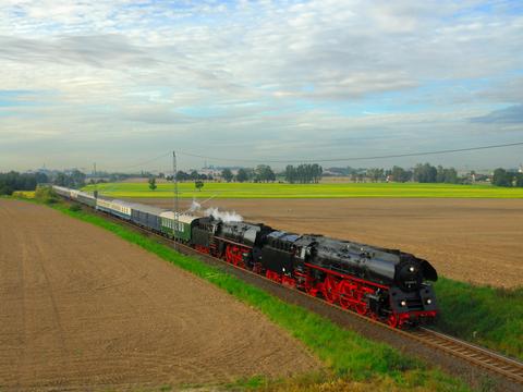 Zwei 01.5 sind ein beeindruckendes Bild. 01 0509-8 und 01 1533-7 mit einem Sonderzug von Dresden nach Rostock auf der Verbindungsbahn zwischen Priestewitz und Großenhain.