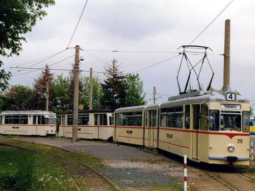 Gelenktriebwagen 215 (1967) gekuppelt mit Beiwagen 93 (1956), dahinter steht Triebwagen 47 (1963) am Gleisdreieck (2004).