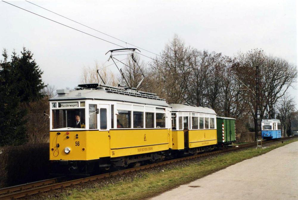 Triebwagen 56 (1929) , Beiwagen 82 (1928), Gepäcklore 101, dahinter Triebwagen 39 (1955) am Stadtrand von Gotha (2006).