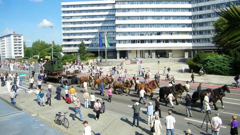Ansicht vom Stadtumzug in Chemnitz mit der i K Nr. 54 auf dem von Pferden gezogenen Transportwagen.