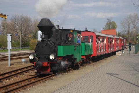 Lok 04 (ex DR 99 3301 / Waldeisenbahn Muskau) der Parkeisenbahn Cottbus.