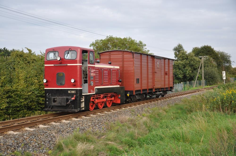GGw 98-01-56 und V10C 199 015 in Kühlungsborn Mitte beim Transport der Wandbretter zur Tischlerei am 11. September