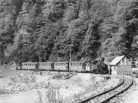 Personenverkehr auf der Waldbahn von Viseu de Sus an der Ladestelle Botizu– am Montag, dem 28. August 1989, bringt 764.469 die Waldarbeiter hinauf ins Wassertal.