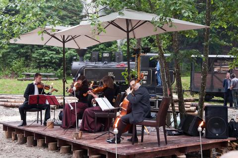 Klassisches Konzert im Wald.