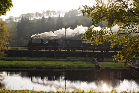 Der Herbst bietet im Preßnitztal wieder ganz eigene Einsichten. Thomas Schwarze beobachtete am 2. Oktober einen Zug am Haltepunkt Forellenhof in Richtung Jöhstadt.