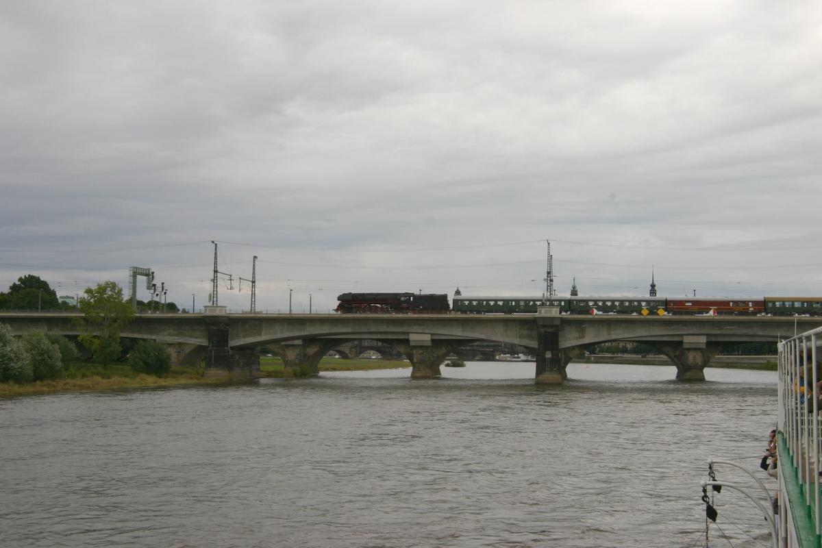 Vom Dampfer „LEIPZIG“ aus konnten die Fahrgäste die Überfahrt von 01 509 mit dem VSE-Sonderzug über die Eisenbahnbrücke in Dresden beobachten. Das Schiff setzte seine Fahrt flußabwärts fort, während der Zug in Dresden-Neustadt bereits von weiteren zusteigenden Fahrgästen erwartet wurde.