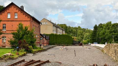 Am 6. August 2021 wurde in Jöhstadt das Planum für den Gleisbau vor dem EG geschaffen.