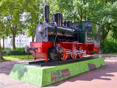 Seit 10. Juni 2021 steht diese Dampflok wieder auf ihrem Sockel in Bremen-Findorff.