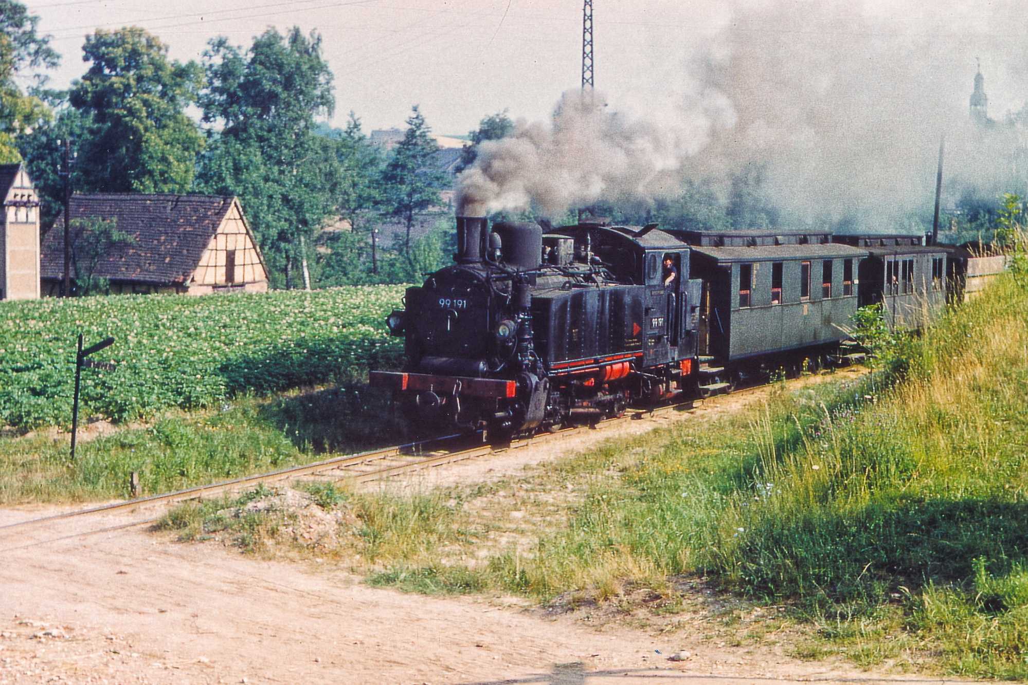 Ähnlich wie hier um 1955 in Brahmenau an der ex GMWE fotografiert, so sollte die Lok 99 191 auch 1950 im Selketal zum Einsatz gekommen sein. Sie besaß damals also genietete und nach vorn abgeschrägte Wasserkästen. Die rote Pufferbohle bekam sie erst in Gera-Pforten.