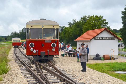 Nach der Ankunft des ersten öffentlichen Zuges befährt im Bahnhof Katzenstein am 1. August 2021 der T33 auch erstmals regulär das Umsetzgleis. Der Triebwagenanhänger 101 blieb am Bahnsteig zurück. Das Empfangsgebäude wurde nach dem Originalplan der Härtsfeldbahn wiederaufgebaut.