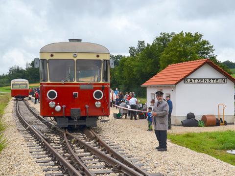 Nach der Ankunft des ersten öffentlichen Zuges befährt im Bahnhof Katzenstein am 1. August 2021 der T33 auch erstmals regulär das Umsetzgleis. Der Triebwagenanhänger 101 blieb am Bahnsteig zurück. Das Empfangsgebäude wurde nach dem Originalplan der Härtsfeldbahn wiederaufgebaut.