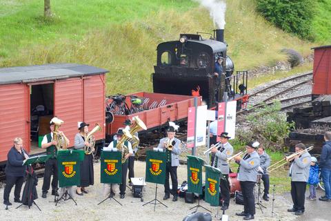 Nach der Rückkehr des ersten Dampfzugs spielte der Musikverein Dischingen über die Mittagszeit in Neresheim und verkürzte so die Wartezeit auf die Abfahrt des nächsten Dampfzuges.