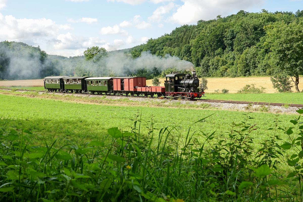 Impression von der Neubaustrecke nach Katzenstein: Vom Bahnhof Sägmühle kommend fährt der von der Lok 12 gezogene Dampfzug am 1. August in Richtung Haltepunkt Iggenhausen.