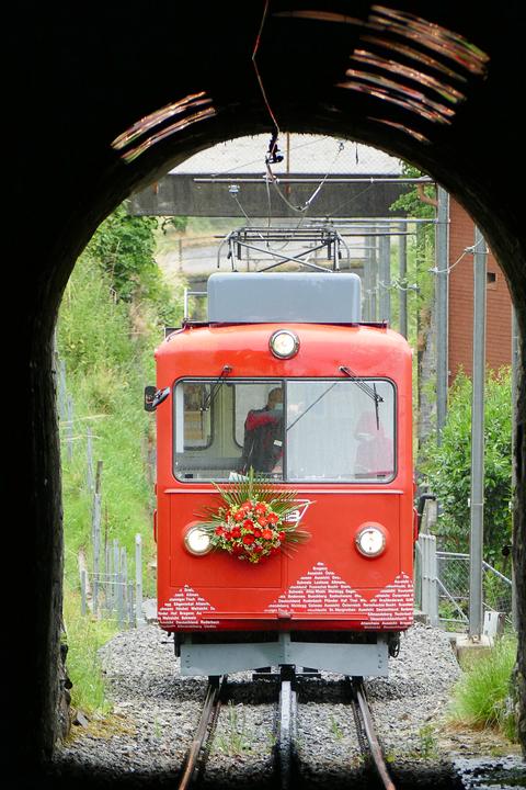 Einziges Fahrzeug der Bergbahn Rheineck – Walzenhausen ist dieser zweiachsige Zahnradtriebwagen, gebaut 1958 mit 1200 mm Spurweite. Im Bild ist er vor einem der beiden Tunnel auf der Zahnradstrecke zu sehen.