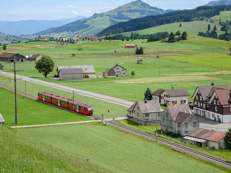 Zwischen Gossau und Appenzell pendeln regulär neue Stadler-Triebwagen, hier am 6. Juli 2021 in Gonten.