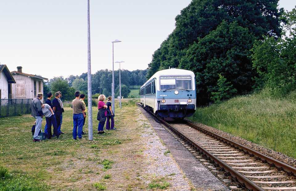 Erinnerungen aus dem Vereinsarchiv: Zur Rückfahrt von einem Vereinsausflug erwarten die VSE-Mitglieder am 9. Juni 2001 im Hp Steudten den damals noch verkehrenden Nahverkehrszug der DB AG aus Richtung Rochlitz.