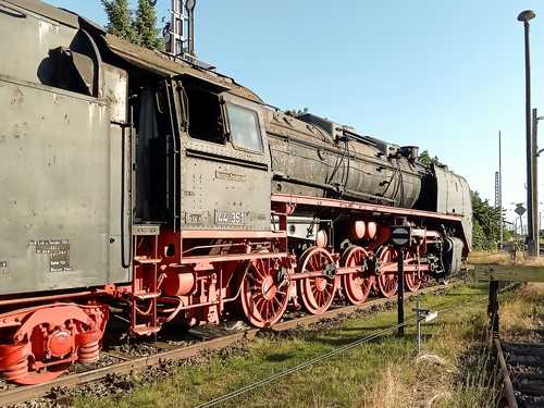 An der Denkmallok 44 351 fanden in den vergangenen Monaten zahlreiche Erhaltungsarbeiten statt. Trotzdem nagt an mehreren Stellen noch immer Rost an der 1941 in Hennigsdorf gebauten Maschine. Doch nun gibt es ein Nutzungskonzept für die schwere Güterzuglok in Wülknitz.