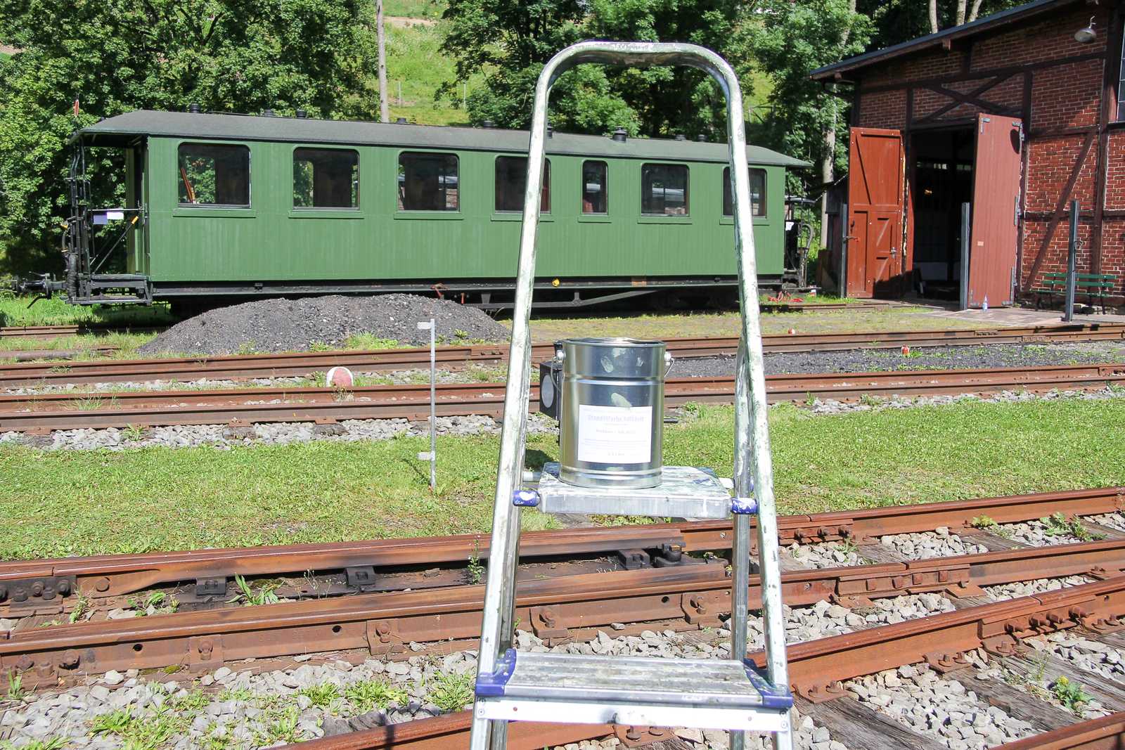 Sitzwagen 970-328 erhält einen Anstrich im typischen Reichsbahngrün der 1960er Jahre.