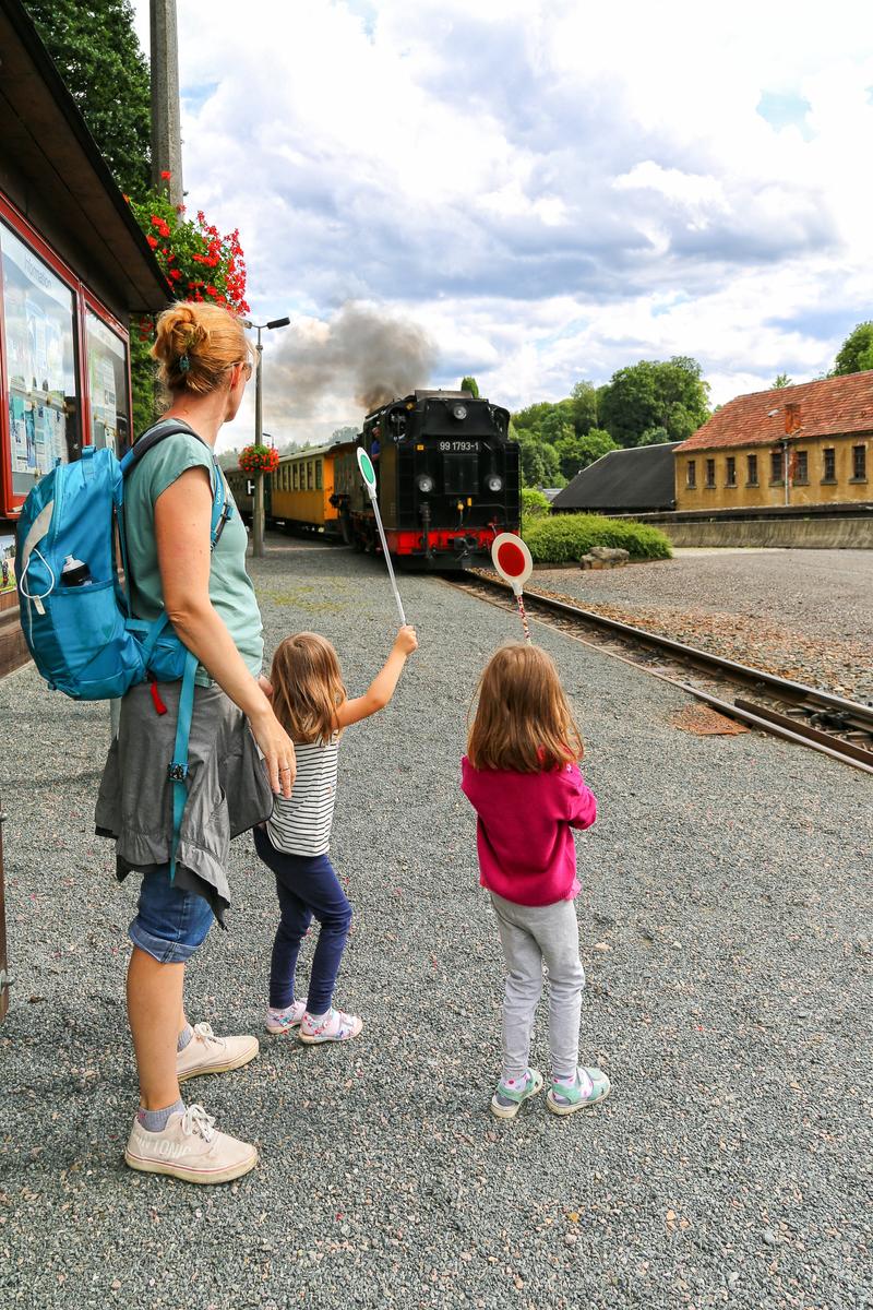 Sommerzeit – Ferienzeit! Die Züge der Weißeritztalbahn waren nach Beginn der sächsischen Schulferien stets gut gefüllt. Aber auch kleinere Kinder fuhren mit ihren Eltern begeistert Bimmelbahn. Foto aus Seifersdorf