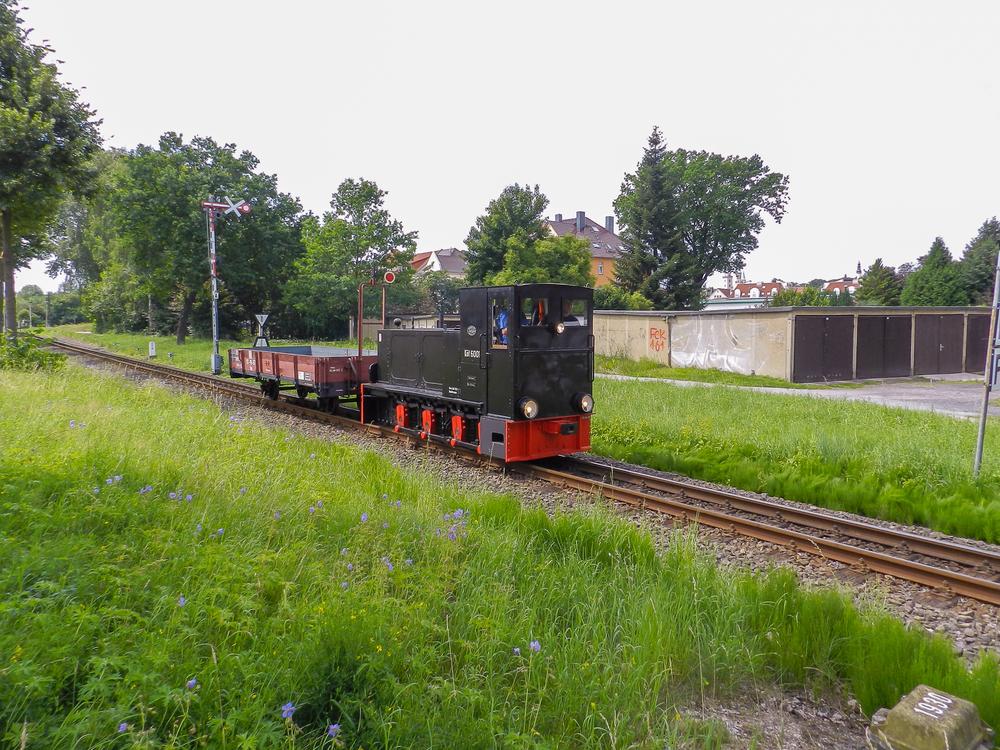 Ihre Leer- und Lastprobefahrt absolvierte die in den vergangenen Monaten in Bertsdorf aufgearbeitete Köf 6001 II vom Typ HF130C am 23. Juli 2021 zwischen Bertsdorf und Zittau mit dem Ow 97-19-67. Auf dem Rückweg war dieser Güterwagen mit Kohle für die Gastloks des Festivals „Historik Mobil“ gefüllt.