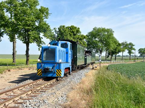 Am 5. Juni 2021 begann beim Pollo die diesjährige Fahrsaison. Hier durchfährt der erste Zug den Bahnhof Klenzenhof. Ihn führte die im Jahr 1961 von LKM in
Babelsberg gebaute Diesellok V10 102.
