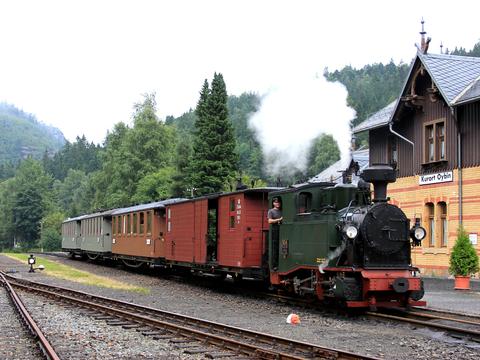 Am 3. August fanden Testfahrten mit der I K Nr. 54 auf den Strecken im Zittauer Gebirge statt. Dabei kam die Lok auch erstmalig in den Bahnhof Kurort Oybin.