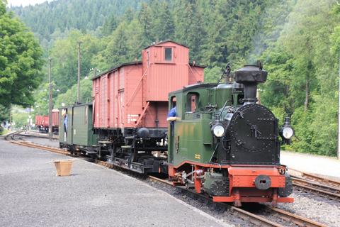 I K mit Güterzug am Bahnsteig in Schmalzgrube.