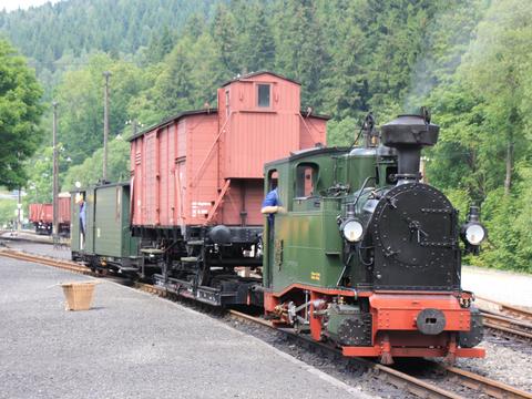 I K mit Güterzug am Bahnsteig in Schmalzgrube.