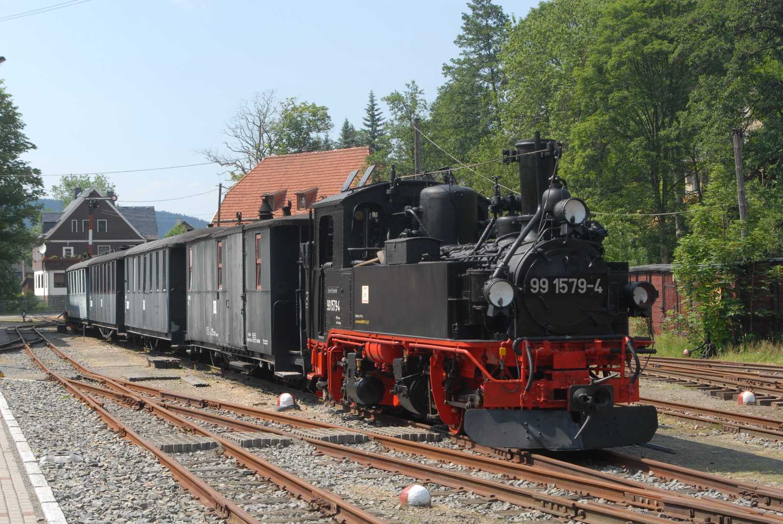 Am 3. Juli fand im Sächsischen Schmalspurbahn-Museum in Rittersgrün ein Fototag mit 99 579 statt. Dabei wurden ganztägig verschiedene Zugvarianten und Fotomotive zusammengestellt, wie sie einst in Oberrittersgrün zu erleben waren.