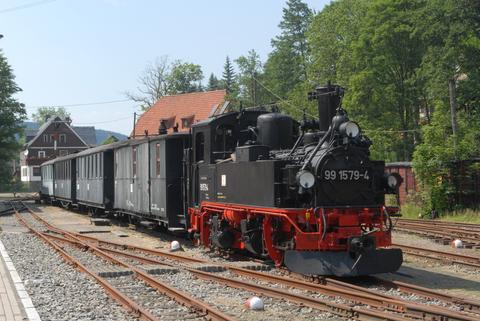 Am 3. Juli fand im Sächsischen Schmalspurbahn-Museum in Rittersgrün ein Fototag mit 99 579 statt. Dabei wurden ganztägig verschiedene Zugvarianten und Fotomotive zusammengestellt, wie sie einst in Oberrittersgrün zu erleben waren.