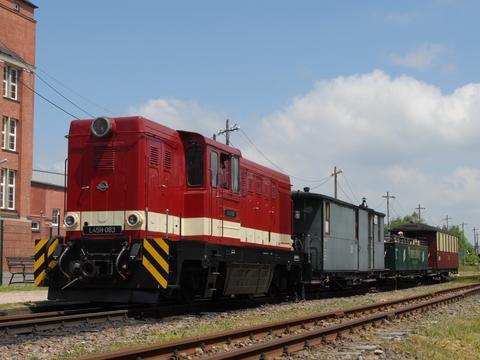 Lok L45H-083 der Fichtelbergbahn am 13. Juni als Gastlok mit dem Zug 2258 Stützengrün-Neulehn − Schönheide-Mitte im Bahnhof Stützengrün-Bürstenfabrik.
