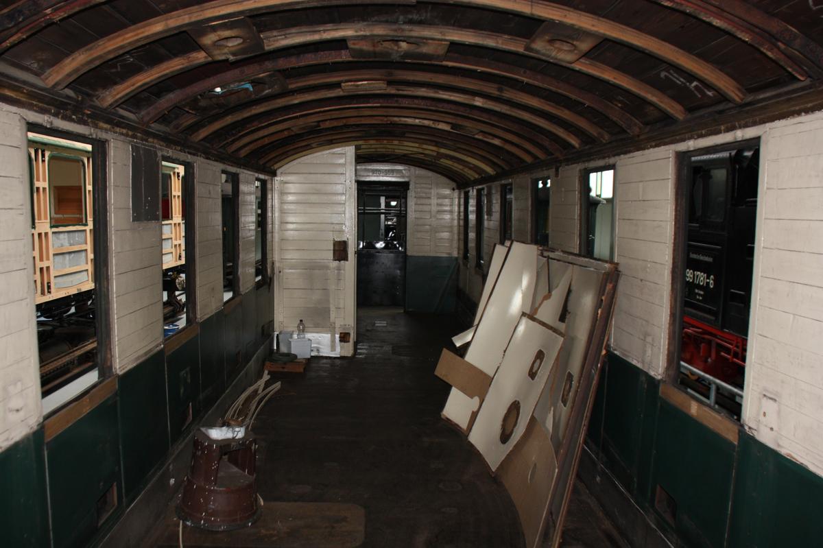 Am 25. Juni war der alte Wagenkasten des 970-559 noch in der Werkstatt zur Demontage aller noch brauchbaren Einzelteile, bevor der Kasten Anfang Juli in die Tischlerei zum Neuaufbau gebracht wurde.