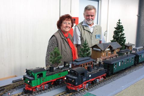 Renate und Rolf Wetzel betreuten regelmäßig die Informationsstände des Vereins und zeigten eigene Modellbauergebnisse auch gern bei den Modellbahnausstellungen der Preßnitztalbahn.