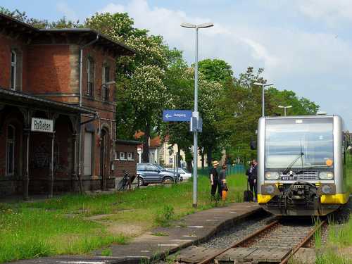 Roßleben ist meist eisenbahnfrei, wenn nicht − wie hier am 23. Mai durch die IG Unstrutbahn e.V. − Sonderzüge bestellt werden. Zum Unstrutbahnfest ist dieses Motiv mit Triebwagen der BR 672 wieder zu erleben.