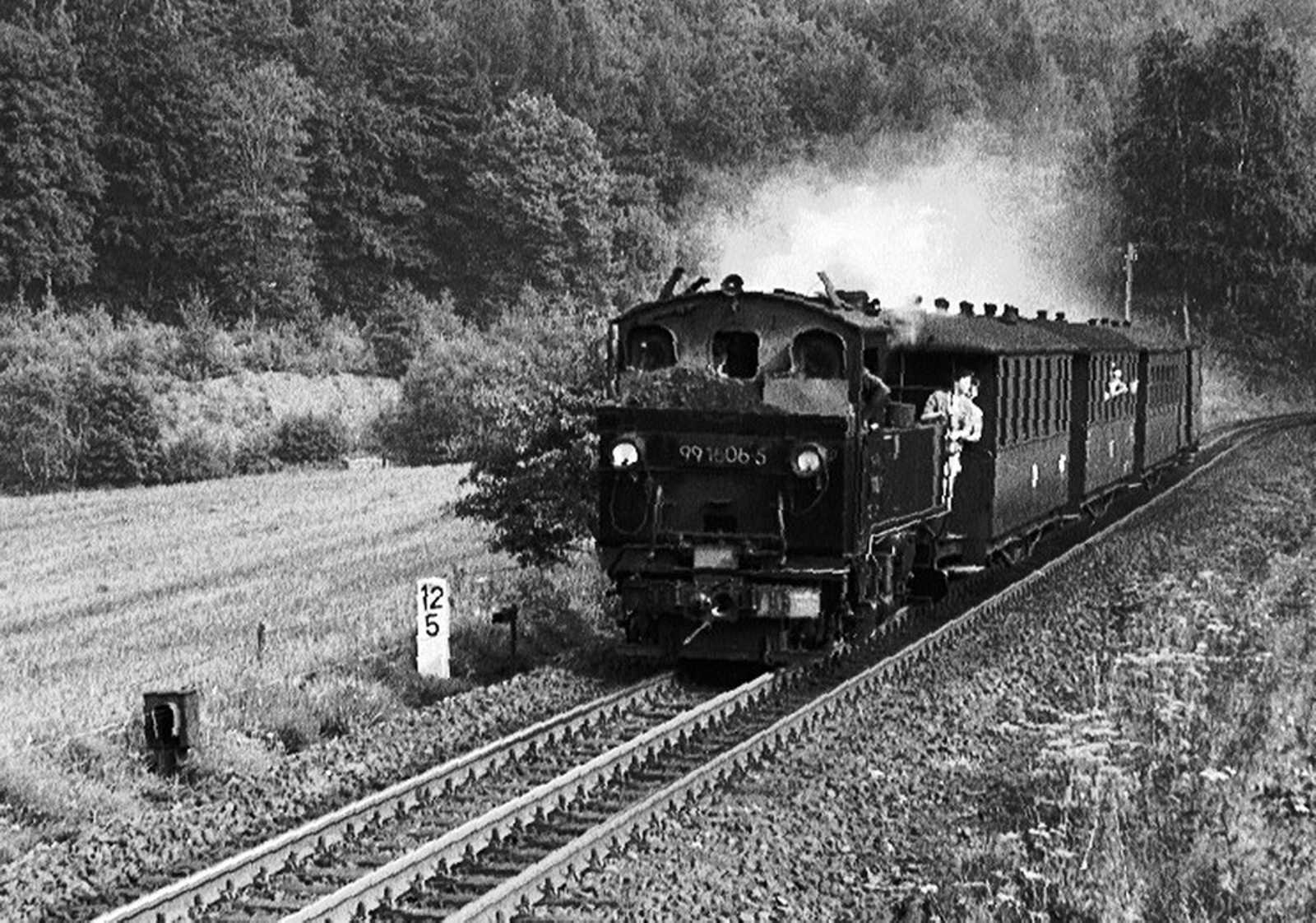 P 14292 mit Lok 99 1606 rollt im Dreischienengleis dem Bf Wolkenstein entgegen (1977).