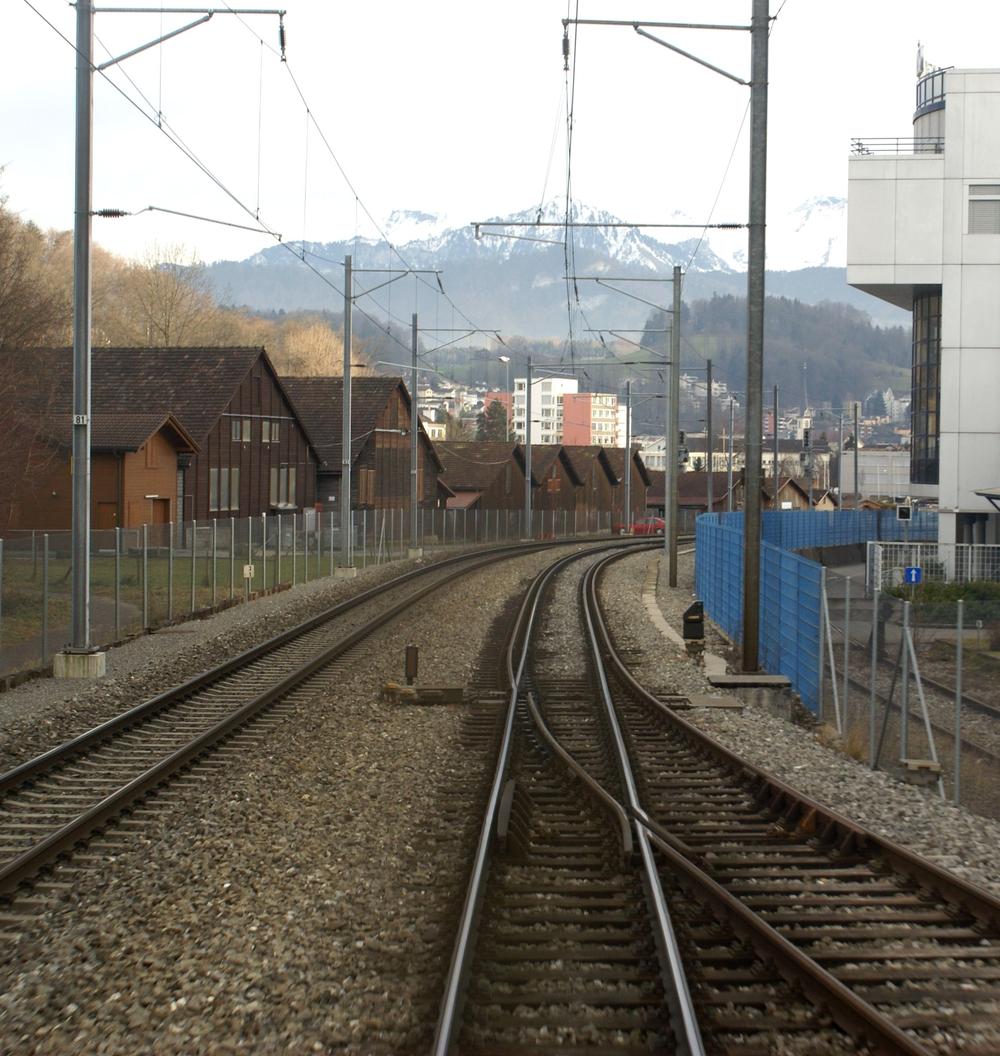 Bahnkörper der Schweizer Zentralbahn bei Luzern mit 1435-1000-mm-Vierschienengleis