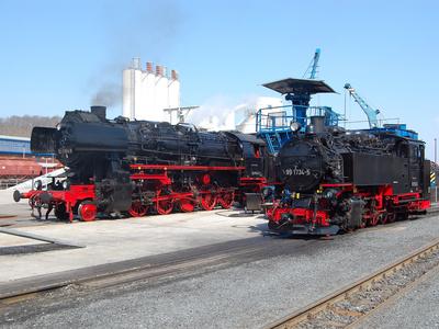 Am 17. April 2010 war der Verein Eisenbahnmuseum Bayerischer Bahnhof zu Leipzig e. V. mit 52 8154 zu Gast in Freital-Hainsberg. Dabei ergab sich dieses Treffen mit der VII K 99 1734-5 der SDG am Kohlebansen, das Dirk Steckel im Bild festhielt.