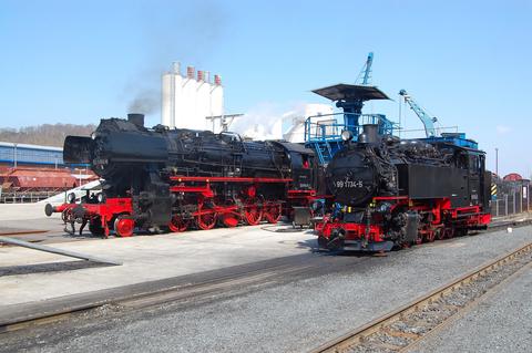 Am 17. April 2010 war der Verein Eisenbahnmuseum Bayerischer Bahnhof zu Leipzig e. V. mit 52 8154 zu Gast in Freital-Hainsberg. Dabei ergab sich dieses Treffen mit der VII K 99 1734-5 der SDG am Kohlebansen, das Dirk Steckel im Bild festhielt.