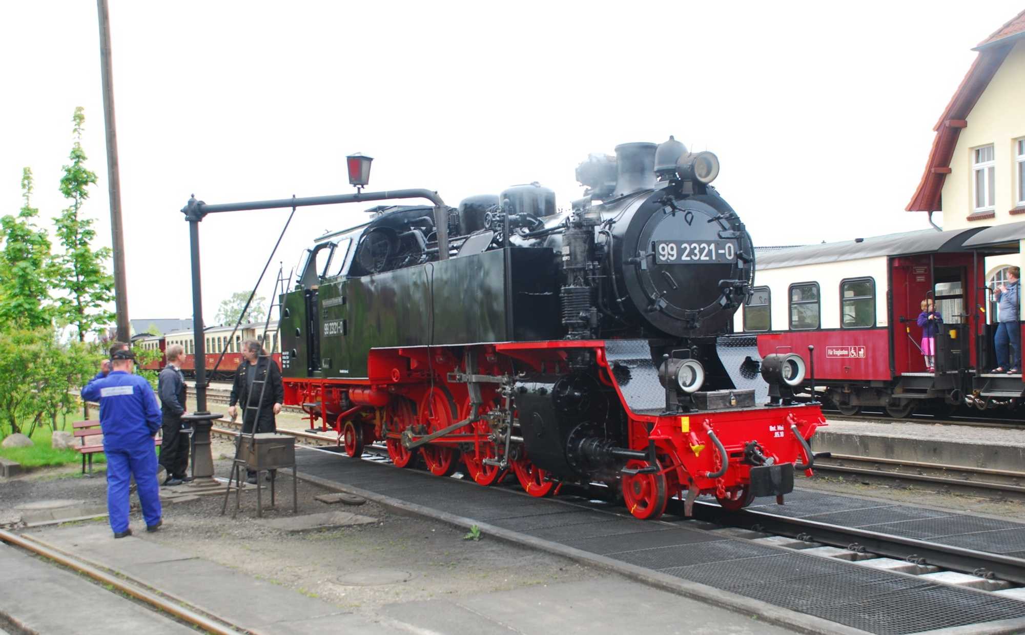 Am 18. Mai 2010 fand im Beisein der Fahrzeugabnehmer aus dem Dampflokwerk Meiningen die Probefahrt der 99 2321-0 statt. Am Wasserkran in Kühlungsborn West wird sie vorbereitet.