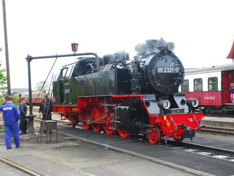 Am 18. Mai 2010 fand im Beisein der Fahrzeugabnehmer aus dem Dampflokwerk Meiningen die Probefahrt der 99 2321-0 statt. Am Wasserkran in Kühlungsborn West wird sie vorbereitet.