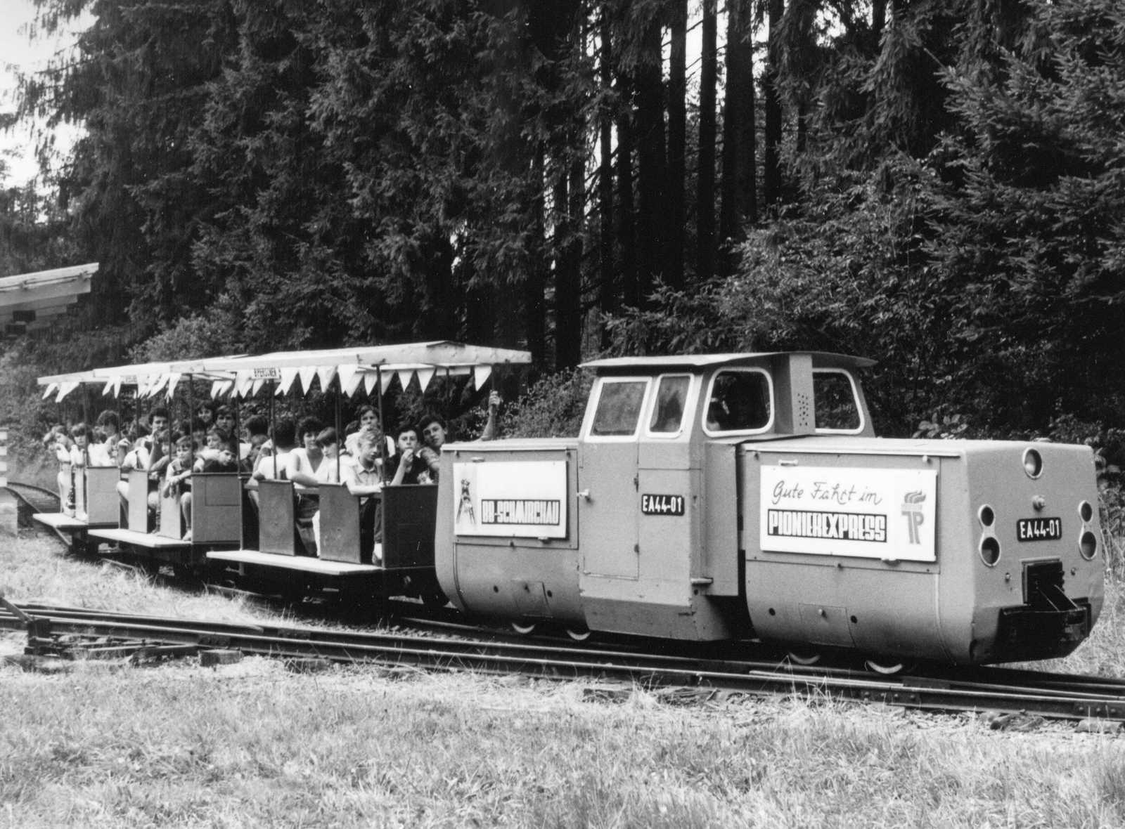 EA 44-01 fährt mit einem vollbesetzten Zug am Lokschuppen der Eisenbahn vorbei