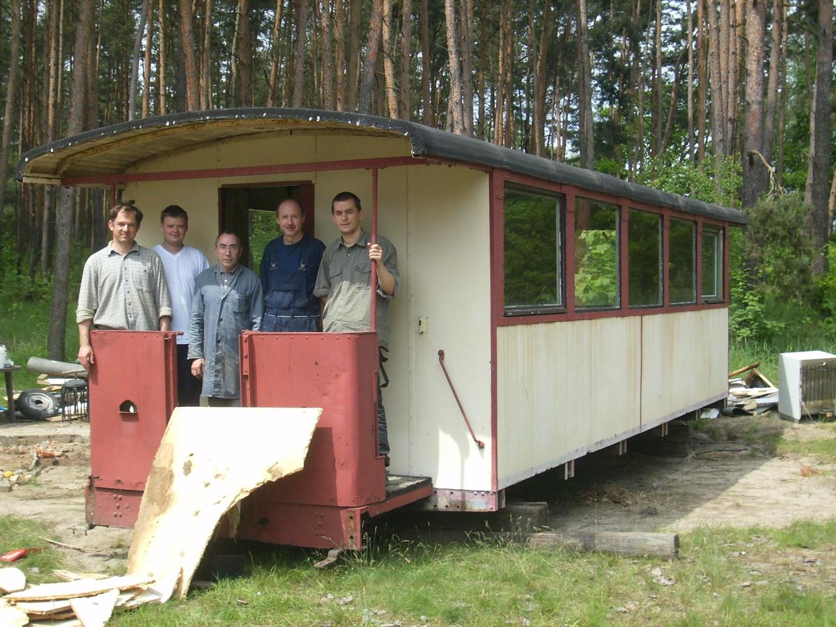 Mitglieder der IG Spreewaldbahn haben am 29. Mai in Pretschen den Kasten von 900-214 auf den Transport nach Straupitz vorbereitet.