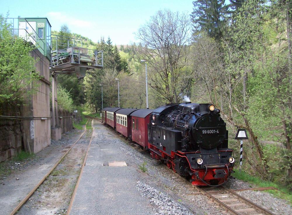 99 6001-4 passiert am 21. Mai 2010 mit ihrem Personenzug nach Eisfelder Talmühle die Verladeanlage am Steinbruch Unterberg.