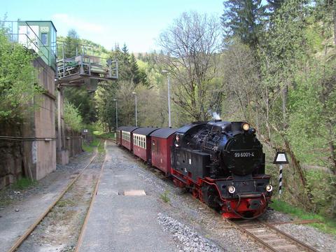 99 6001-4 passiert am 21. Mai 2010 mit ihrem Personenzug nach Eisfelder Talmühle die Verladeanlage am Steinbruch Unterberg.