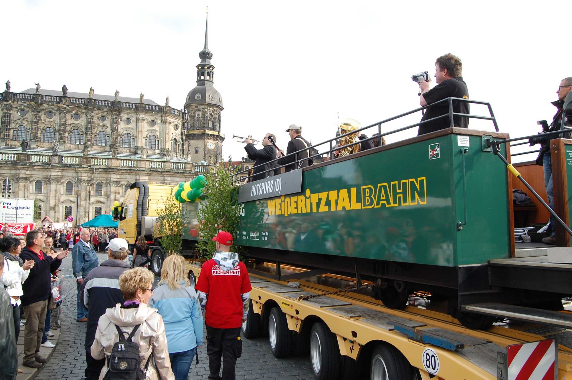 Aussichtswagen vor historischer Kulisse in Dresden – zum Dixielandfestival machte der Aussichtswagen der Weißeritztalbahn einen Ausflug auf dem Tieflader der PRESS.
