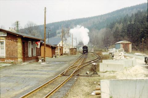 Am 3. Mai 1980 beobachtete Hans Glodschei den in die Station Schmalzgrube einfahrenden Sonderzug mit IV K 99 1568-7.