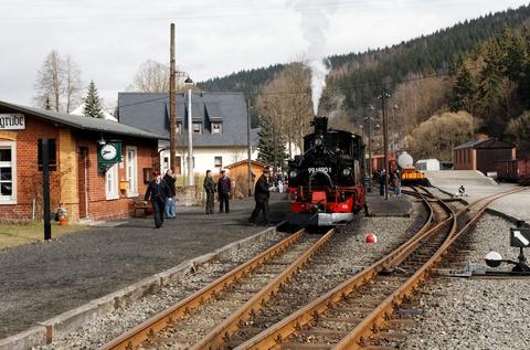 30 Jahre später, am 3. April 2010 steht wieder eine IV K im Bahnhof Schmalzgrube, die Armin-Peter Heinze während den Oster-Dampf-Fahrtagen der Preßnitztalbahn ablichtete.