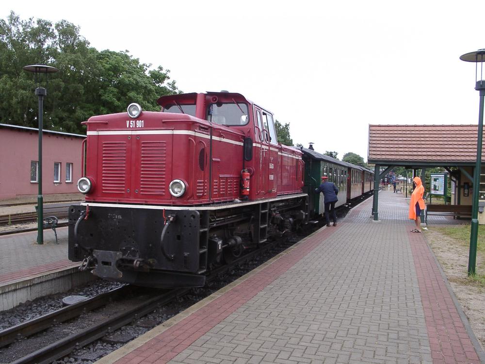 Am 21. Juli 2005 kehrte die V51 901 gerade mit einem Zug von Lauterbach Mole nach Putbus zurück, als Mario Wolf sie fotografierte.